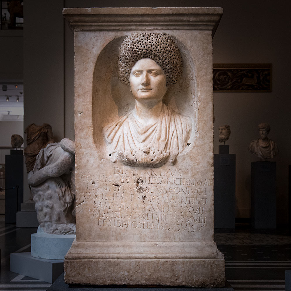 Romersk gravalter av marmor
