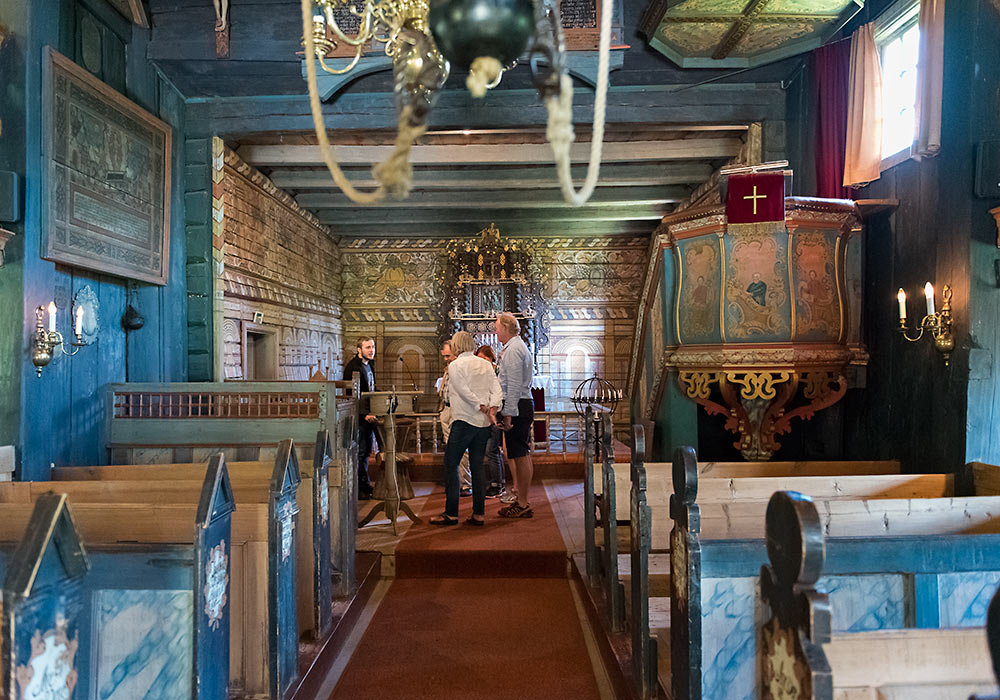 Interiør: Rollag stavkirke.