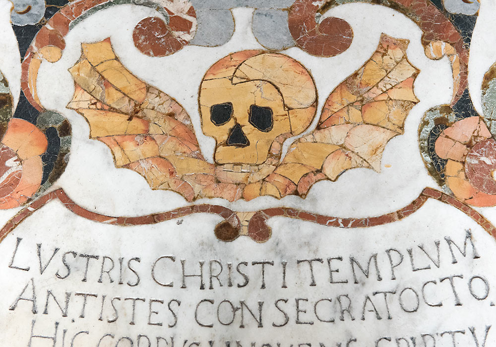 dødningehode i grav i gulvet: San Pancrazio-kirken i Taormina