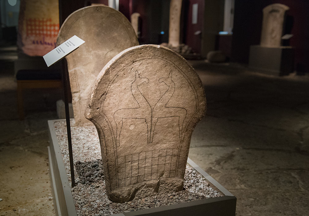 gravmoniment fra 600-tallet i Gotland Museum