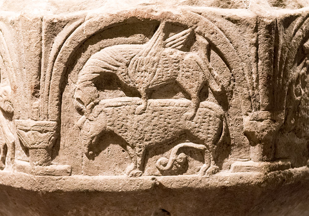 Detalj av døpefonten (sent 1100-tall) i Öja kirke, nå Gotlands Museum i Visby. Døpefonten tilskrives stenhuggeren Byzantios.