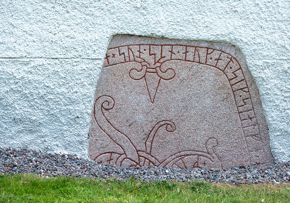 Runesten murt inn i veggen i Täby kyrka utenfor Stockholm