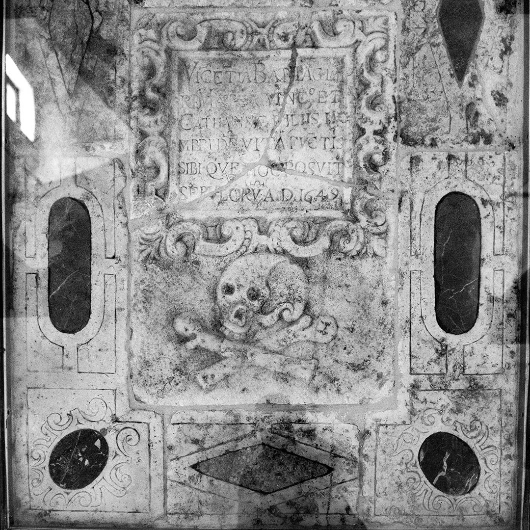 gravminne med dødningehode og knokler i kirken Sant'Alberto dei Bianchi i Erice på Sicilia