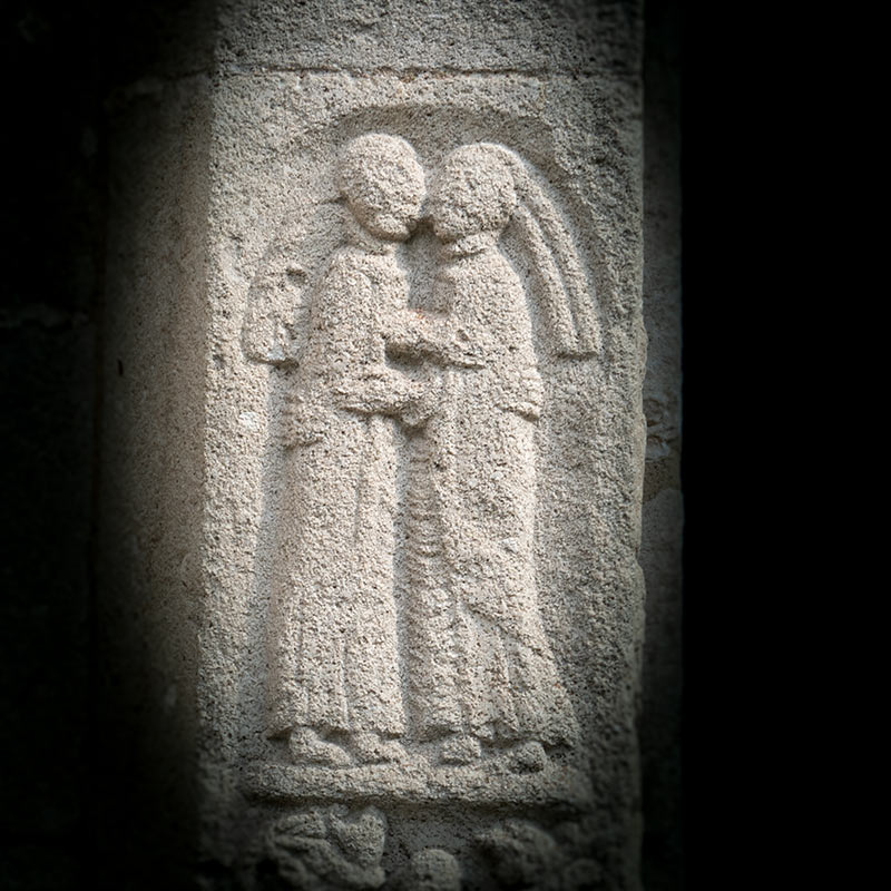 Maria hos Elisabet: Detalj av korportalen i Fardhem kyrka 