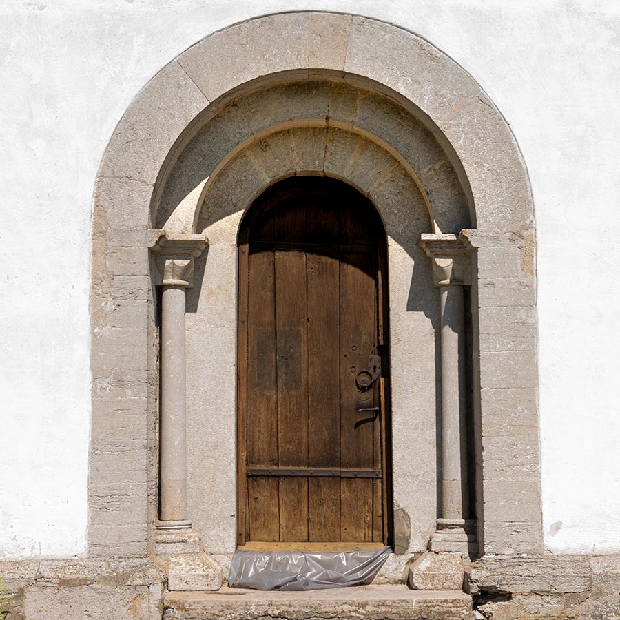 romansk portal Burs kyrka
