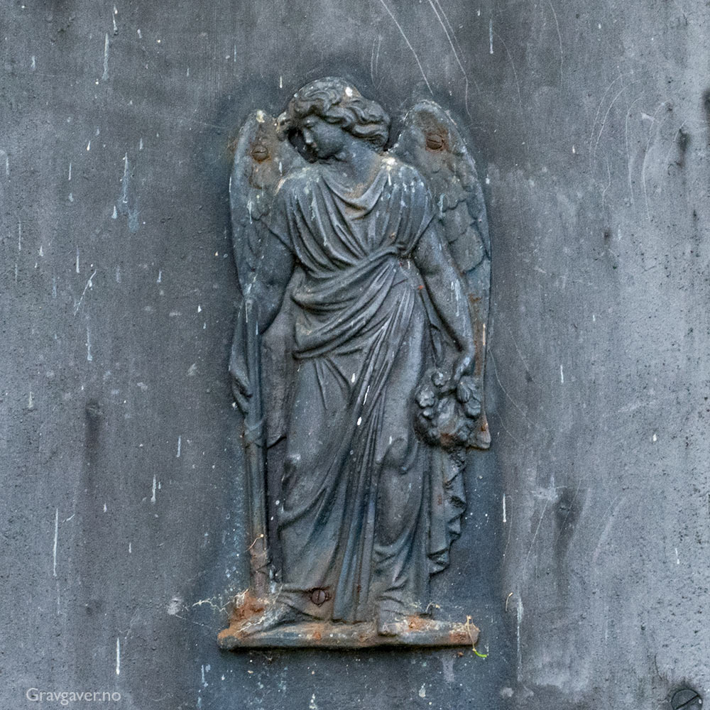 Engel på graven til Christopher Anker Bergh (1764-1825) og Anne Marte Bergh (født Scheitlie)