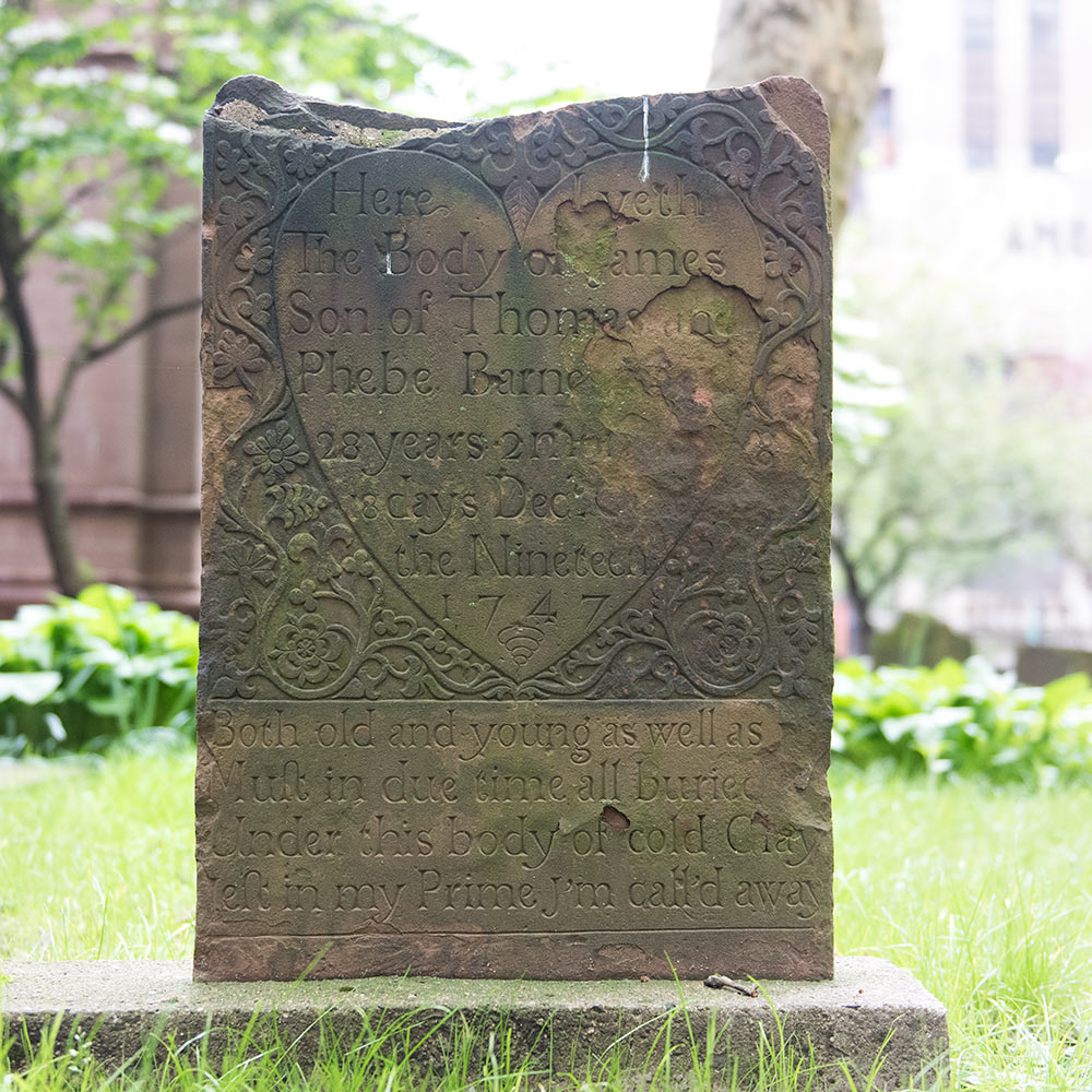 Gravstøtte fra 1795 på Trinity Churchyard i New York. 