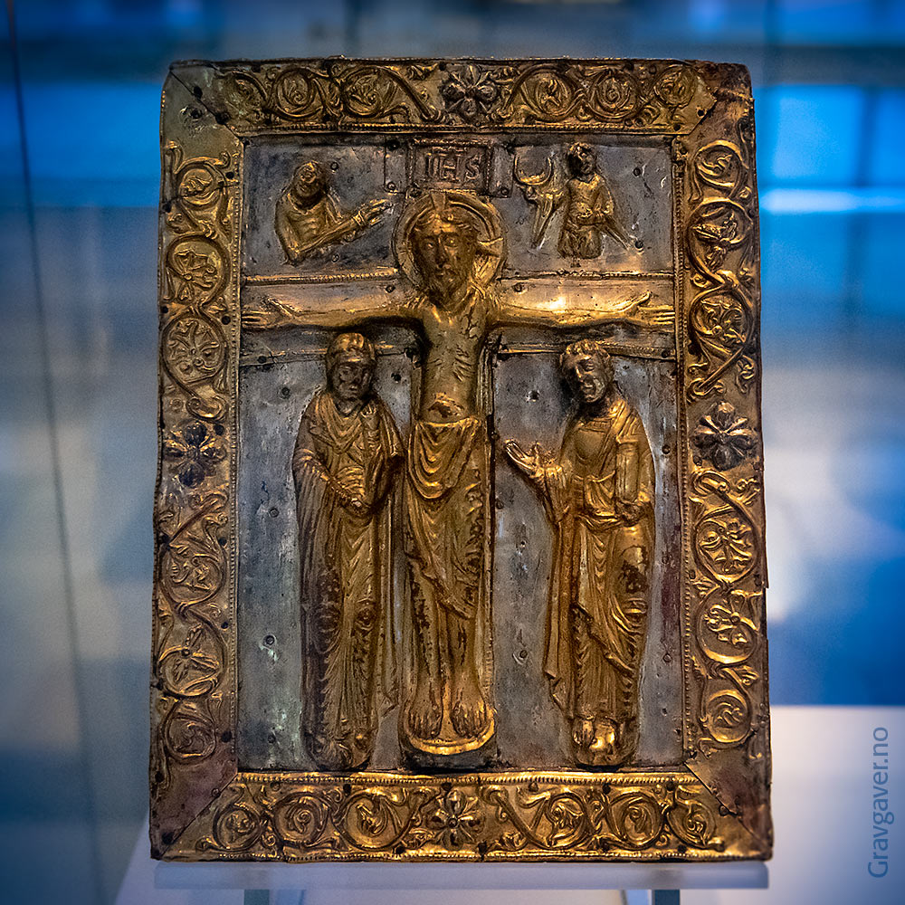 Bokomslag med Kristus på korset. Fra andre halvdel av 1100-tallet.
