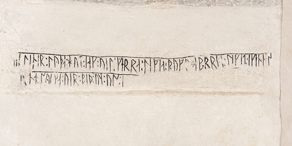 Runer i Guldrupe kyrka som forteller om da Botulv Krasse kjøpte en messehagel i Aachen