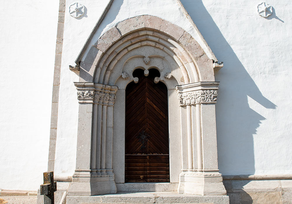 Portal på Ekeby kyrka, Gotland