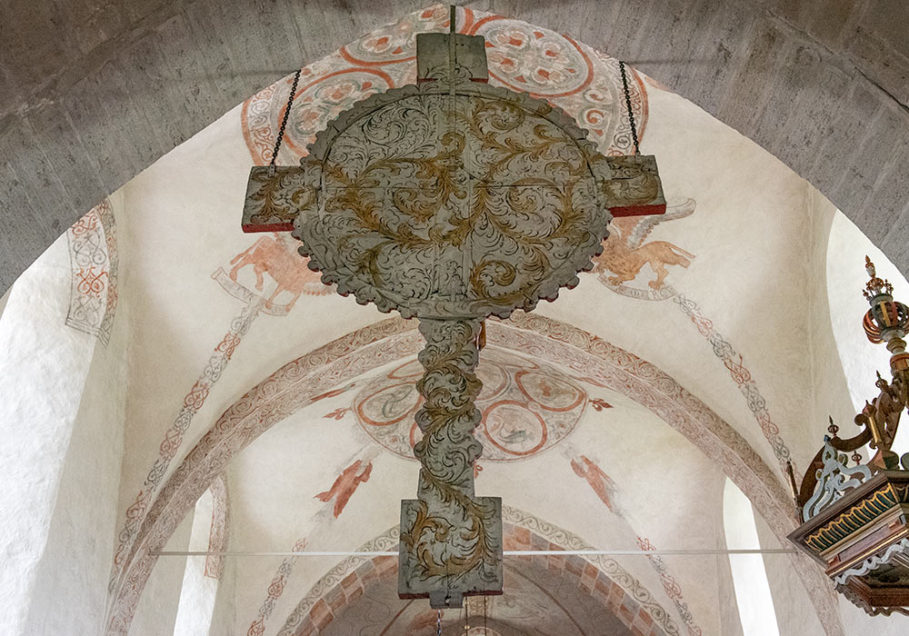 Baksiden av krusifiks i korbuen. Eskelhem kirke, Gotland