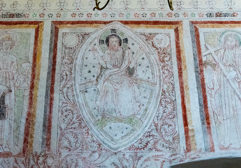 Kalkmaleri Othem kirke - Kristus i en mandorla med sol og måne på hver side