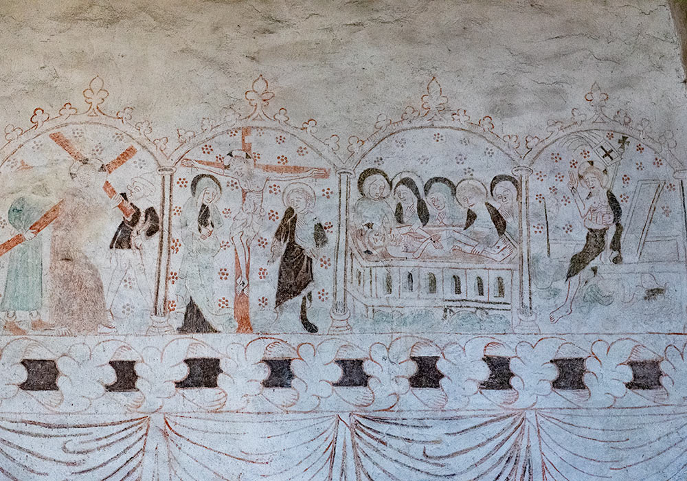 Korsbæreingen, korsfestelsen, gravleggingen og oppstandelsen i Pasjonsmesterens frise: Kalkmaleri Stenkumla