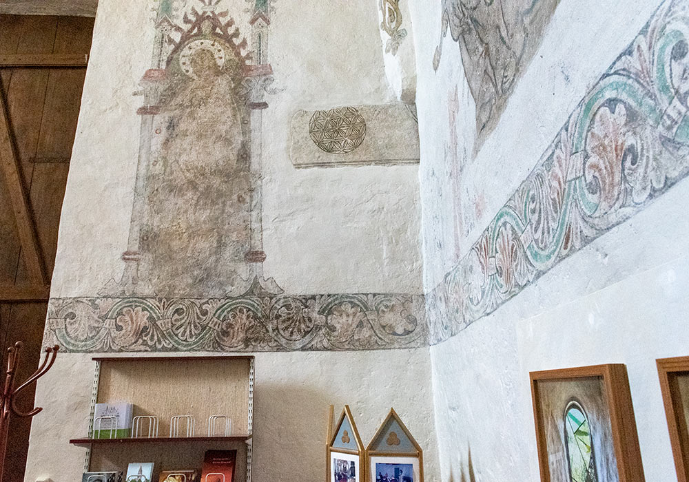Kalkmalerier og bildestein Tingstäde kirke