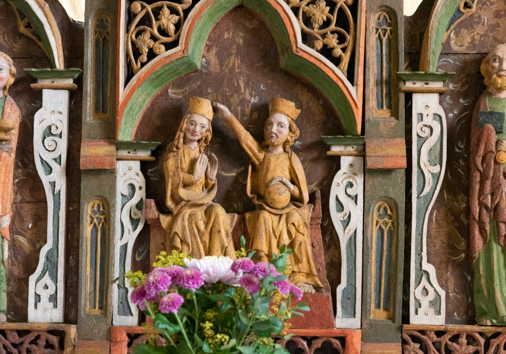 Marias kroning på retabelet i Träkumla kirke.