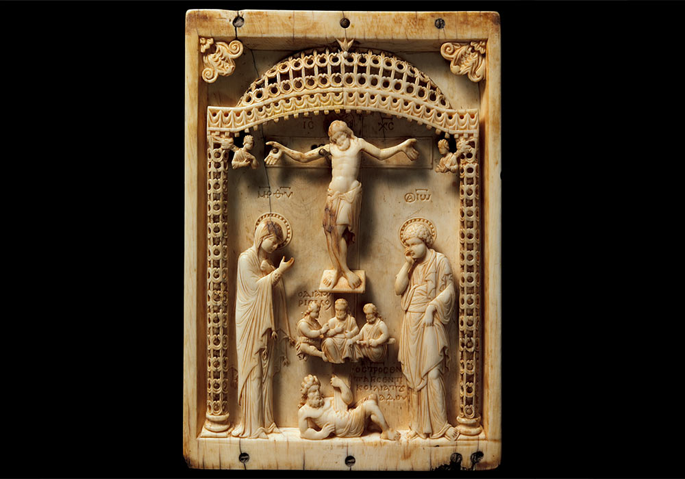 Krusifiks 900-tallet: Bysantinsk fremstilling av korsfestelsen. Elfenben, midten av 900-tallet. Metropolitan Museum of Art, New York (# 17.190.44).