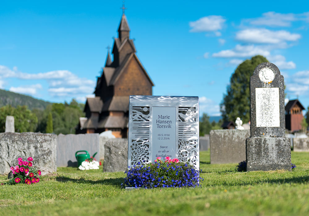 Heddal stavkirke: gravstøtter i rustfritt stål