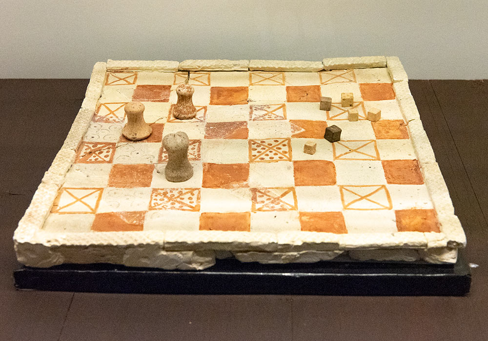 Sjakkbrett med sjakkbrikker og terninger fra andre halvdel av 1200-tallet. Funnet i Lussberg (Landkreis Bamberg). Historisches Museum Bamberg Sjakkbrett med sjakkbrikker og terninger fra andre halvdel av 1200-tallet. Funnet i Lussberg (Landkreis Bamberg). Historisches Museum Bamberg