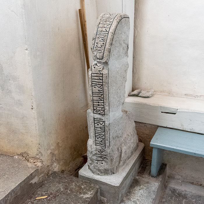 Runestein som oppbevares i Fårö kirke