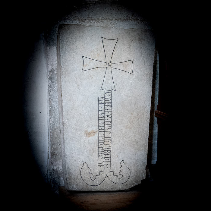 Norrlanda kirke: Gravminne med tekst i runeskrift fra 1300-tallet