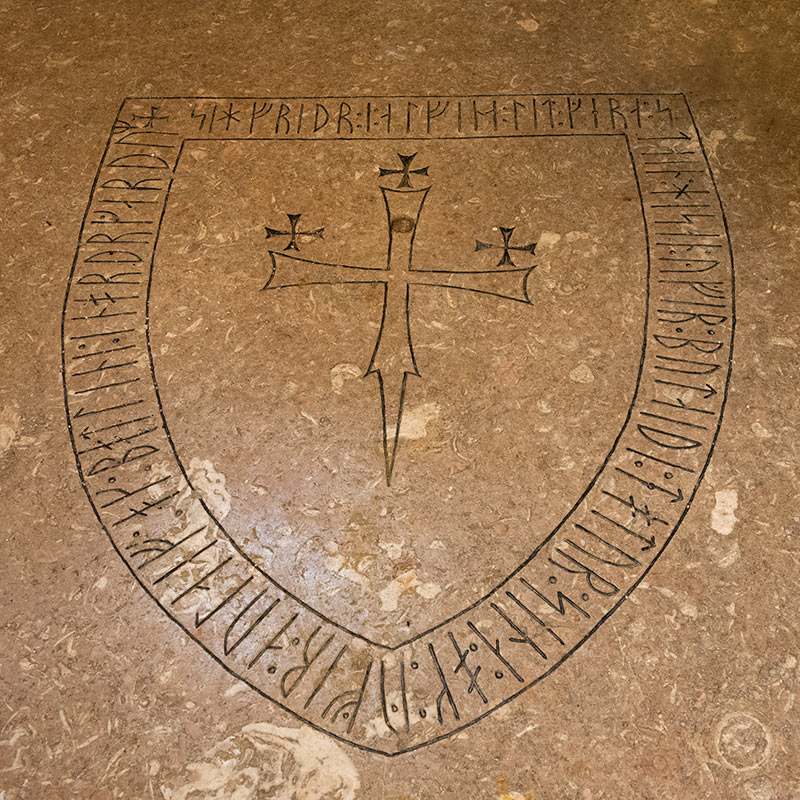 Gravhelle med runer i Vallstena kirke