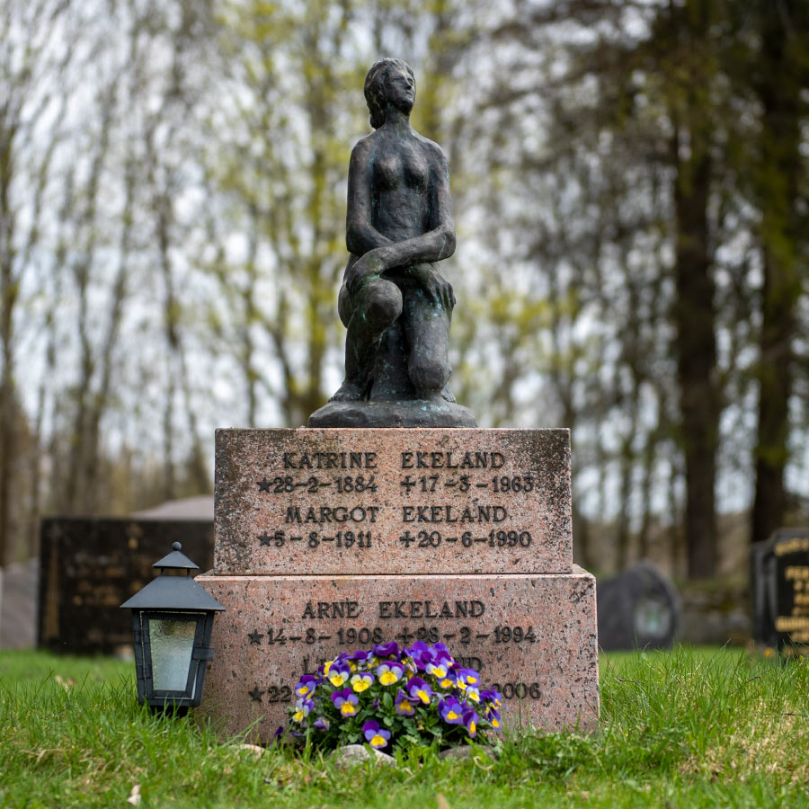 Gravminnet til kunstneren Arne Ekeland på Eidsvoll kirkegård