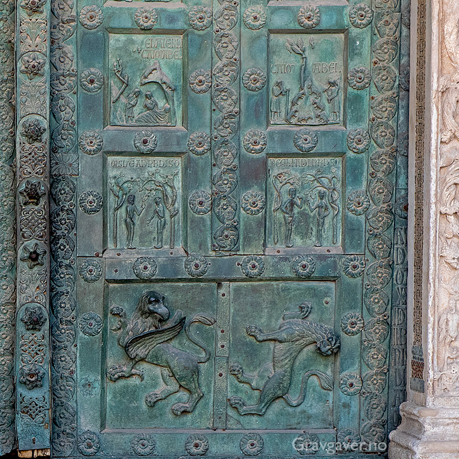 Porta del Paradiso (1186): Detalj av portal på katedralen i Monreale utenfor Palermo (Sicilia).