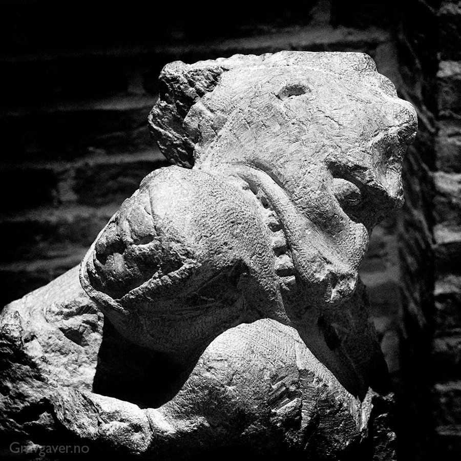 Monster dreper et menneske. Skulptur i Erkebispegården museum i Trondheim